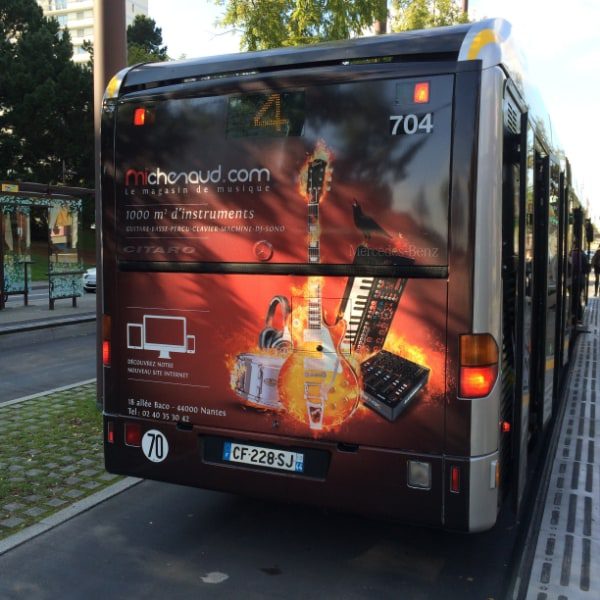 Bus publicitaire : le magasin d'instruments de musique Michenaud à Nantes a communiqué à l'arrière des bus