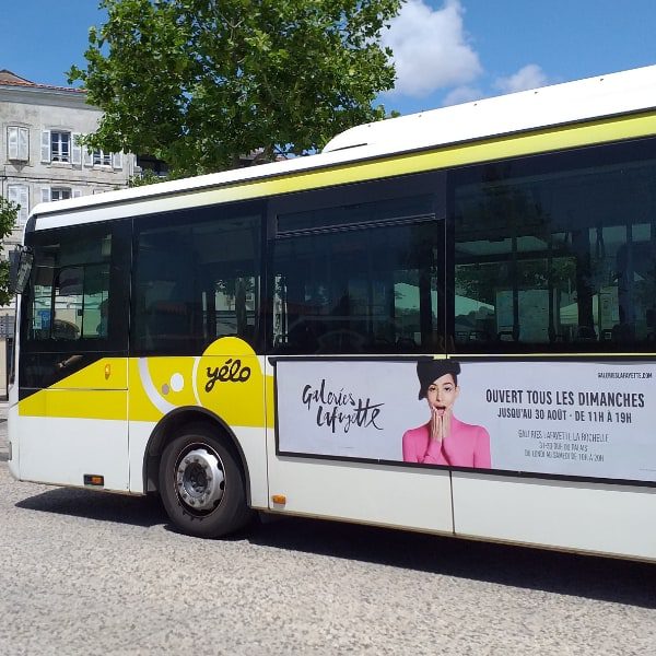 Les Galeries Lafayette de La Rochelle opte sur l'affichage sur bus Buster pour communiquer leurs horaires d'ouverture
