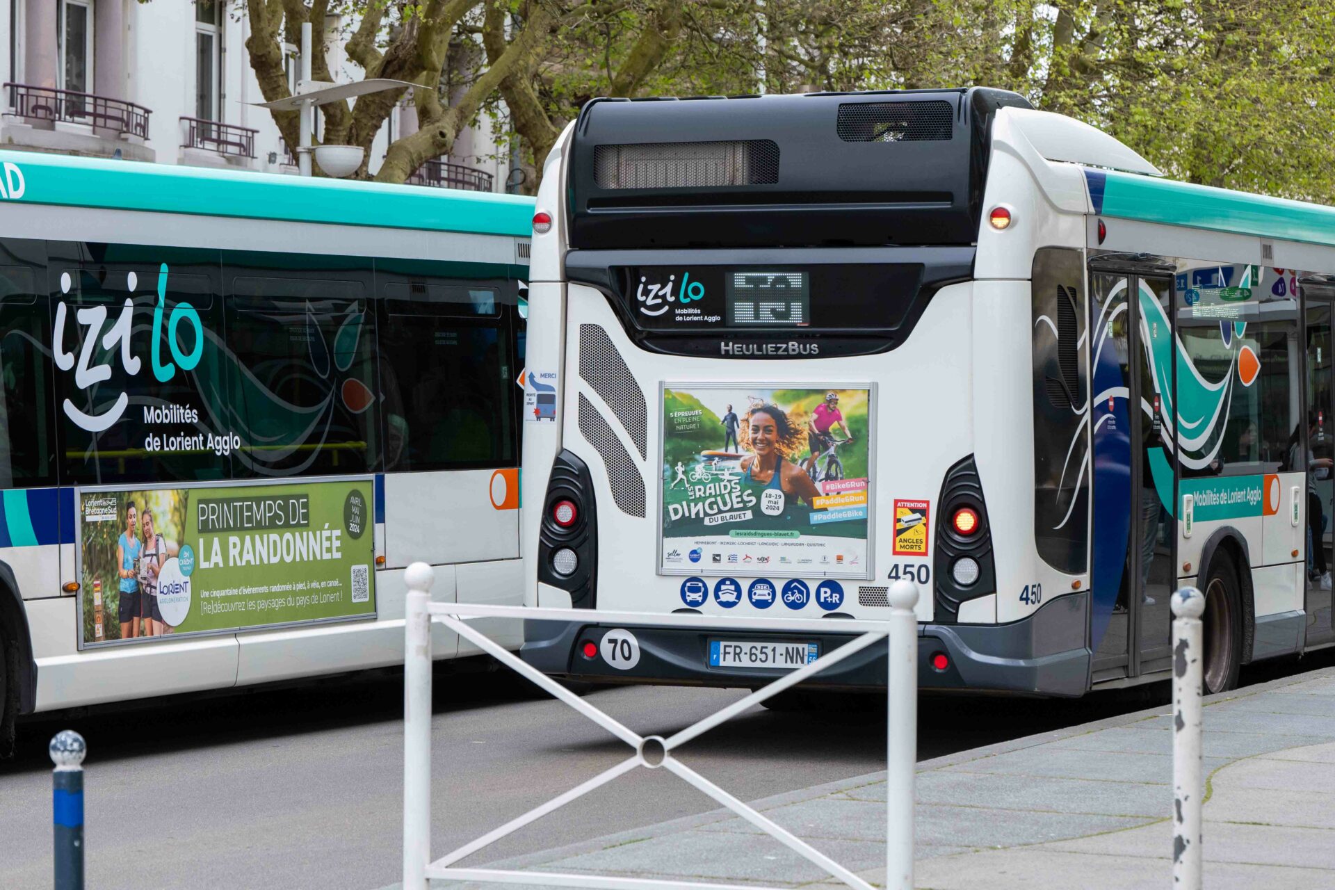 Publicité longue durée pour Les Raids Dingues du Blavet sur l’arrière d’un bus à Lorient.