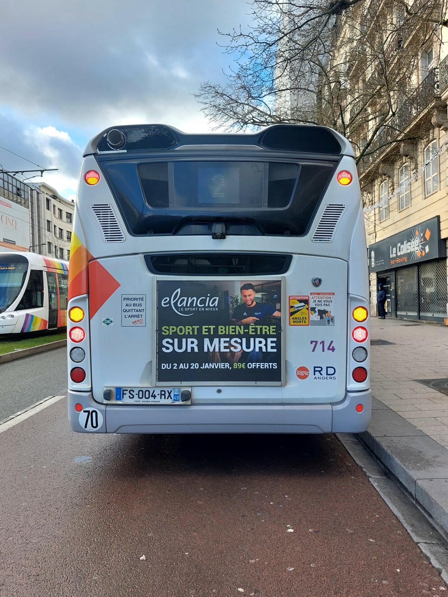 Publicité sur l'arrière d'un bus du réseau Irigo à Angers, un support mobile à forte visibilité.