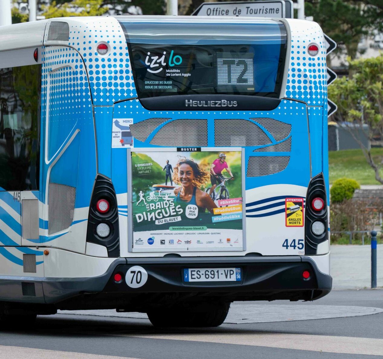Affichage publicitaire sur l’arrière d’un bus Izilo à Lorient, captant l’attention des automobilistes.