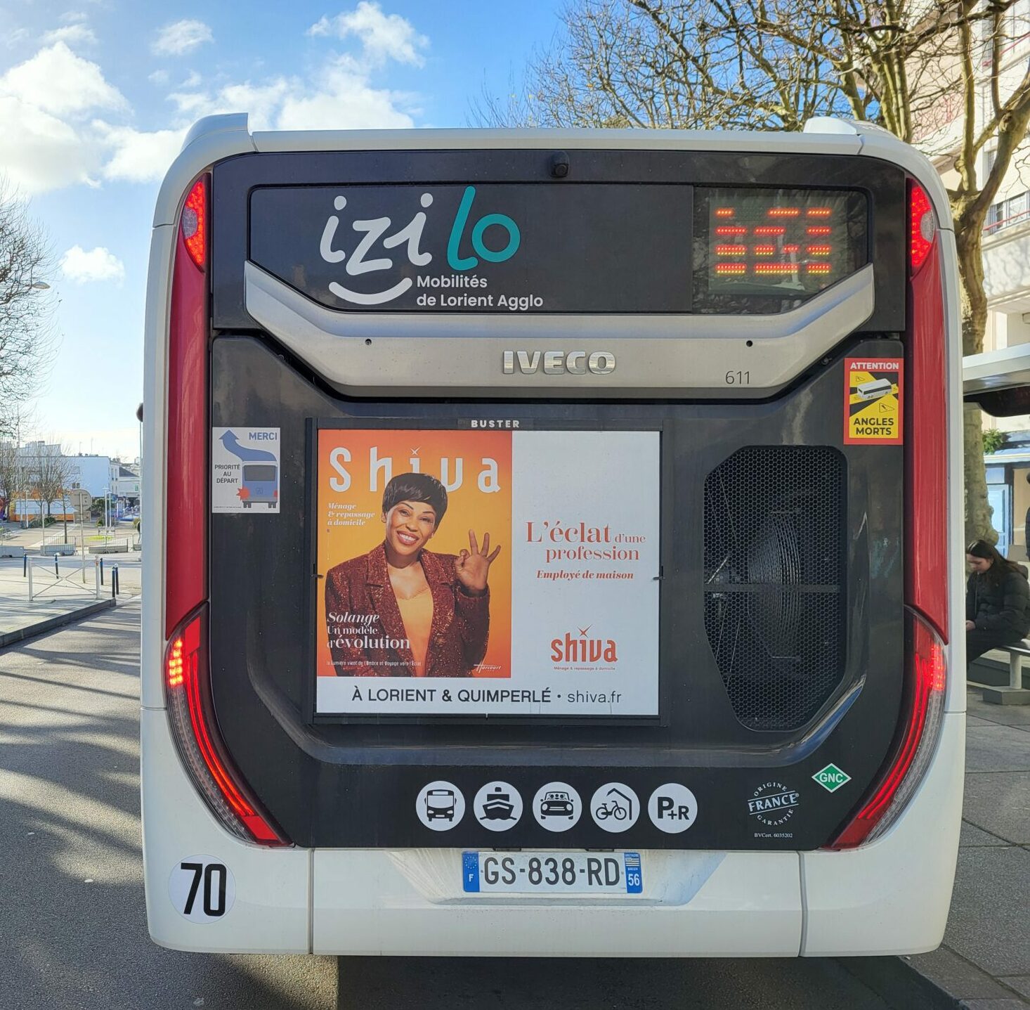 Publicité sur l’arrière d’un bus Izilo à Lorient, assurant une forte visibilité aux intersections et feux rouges.