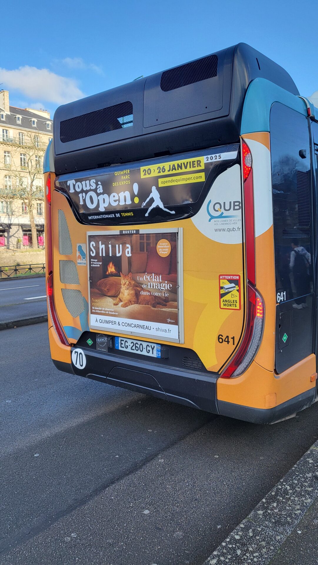 Publicité Shiva sur l’arrière d’un bus QUB à Quimper, assurant une large diffusion auprès des automobilistes.