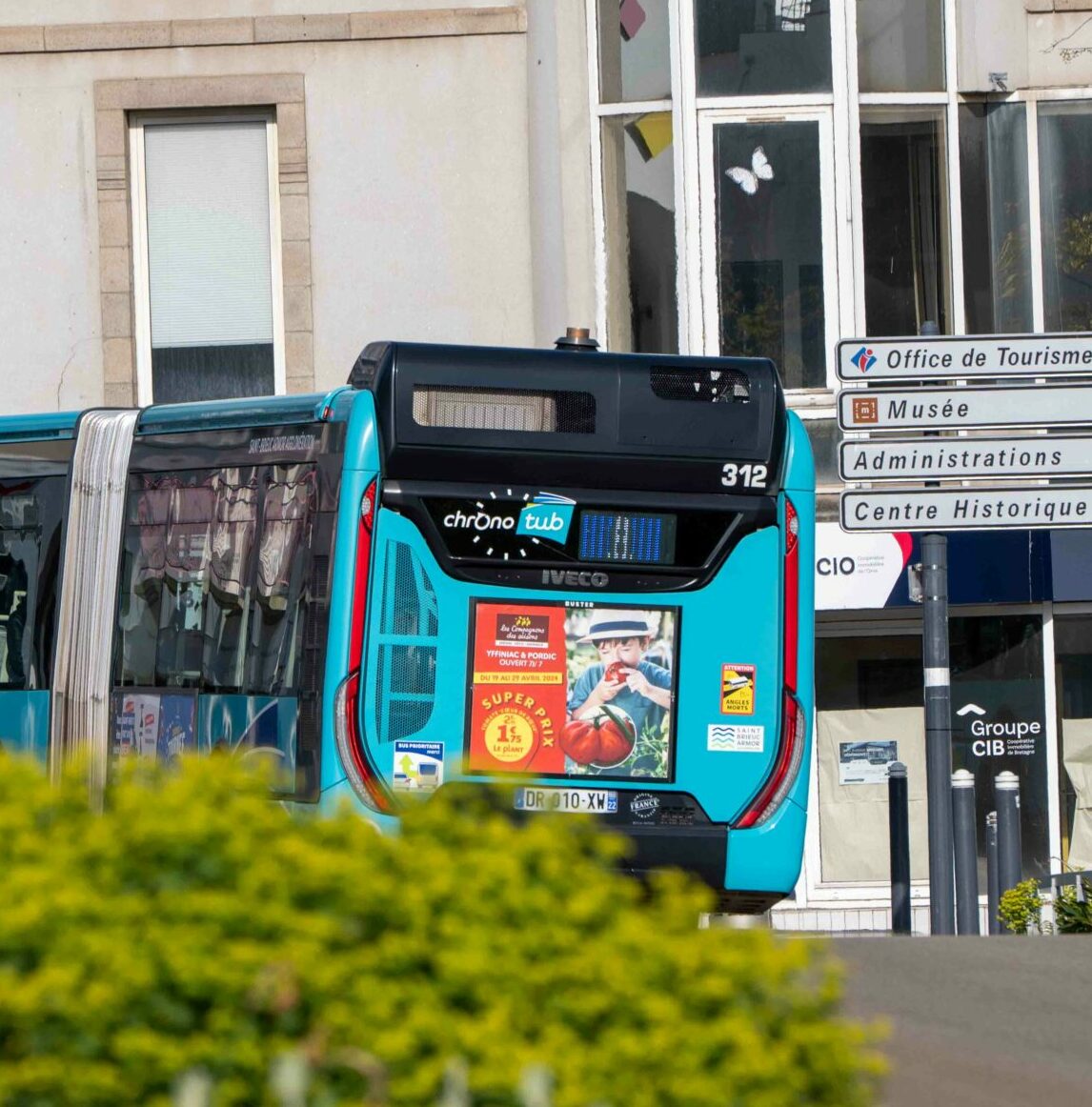 Publicité pour Les Compagnons des Saisons sur l’arrière d’un bus TUB à Saint-Brieuc, offrant une visibilité renforcée.