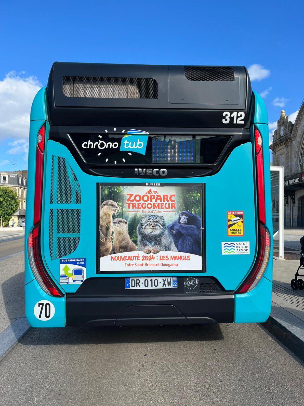 Affichage publicitaire du Zoo de Trégomeur sur l’arrière d’un bus TUB à Saint-Brieuc, captant l’attention en circulation.