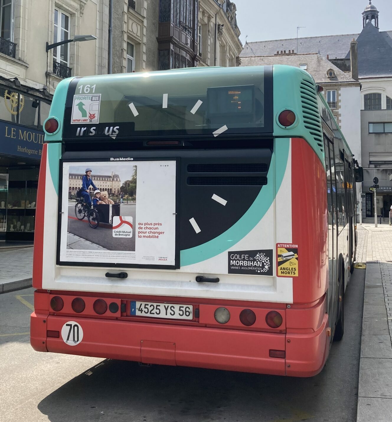 Publicité Crédit Mutuel Arkéa sur l’arrière d’un bus Kicéo à Vannes, assurant une visibilité prolongée en circulation.