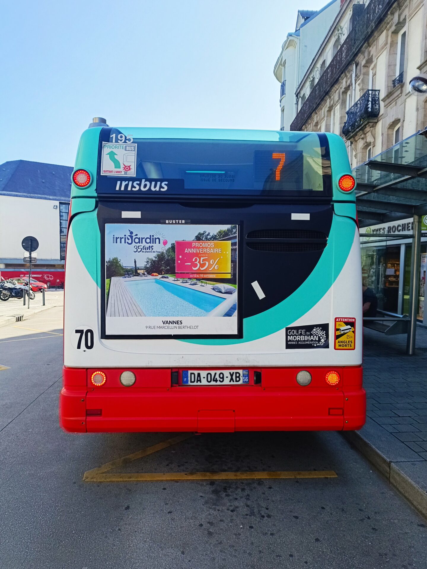 Publicité Irrijardin sur l’arrière d’un bus Kicéo à Vannes, assurant une visibilité maximale en circulation.