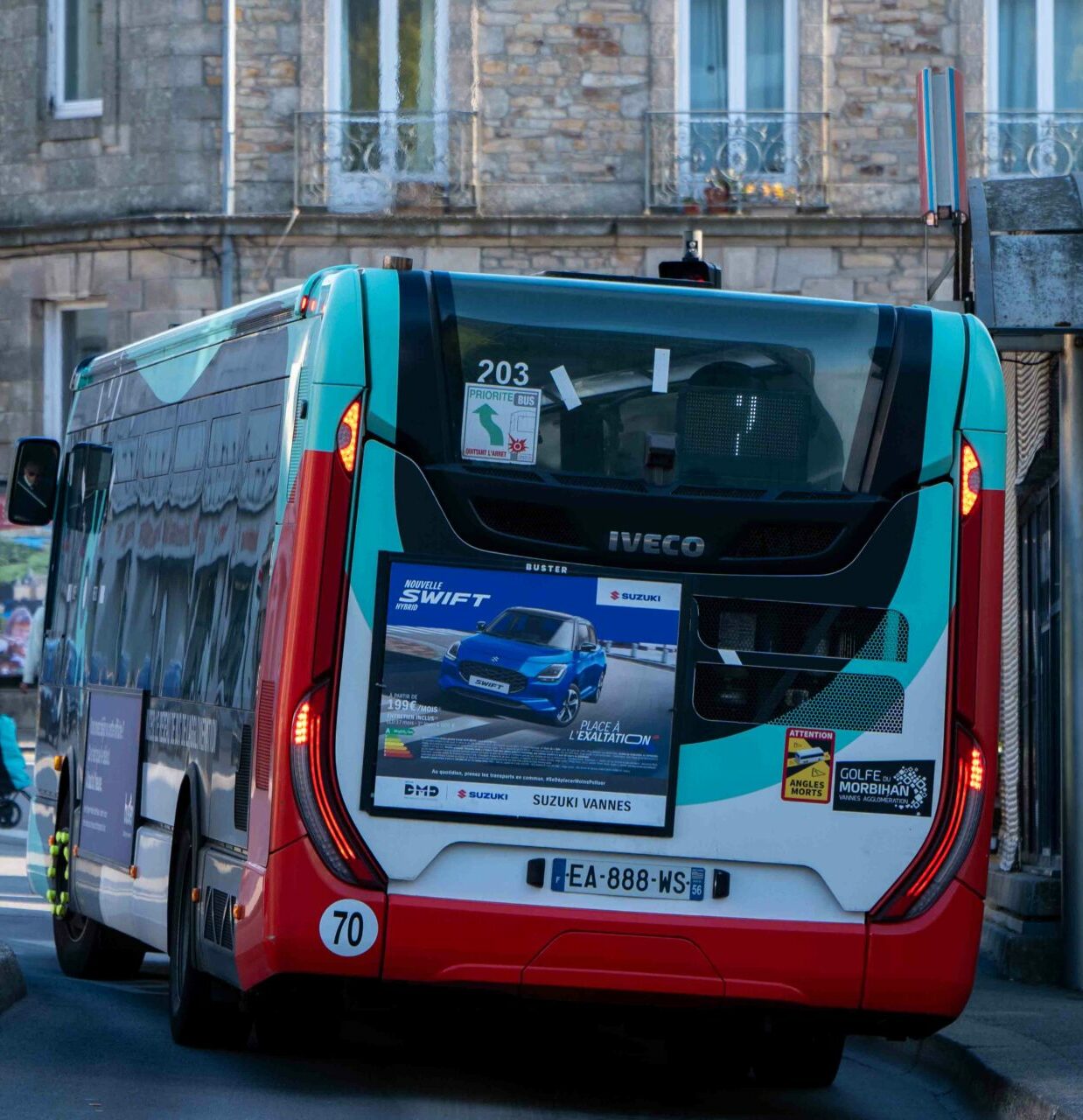 Publicité Suzuki sur l’arrière d’un bus Kicéo à Vannes, renforçant la notoriété de la marque sur l’agglomération.