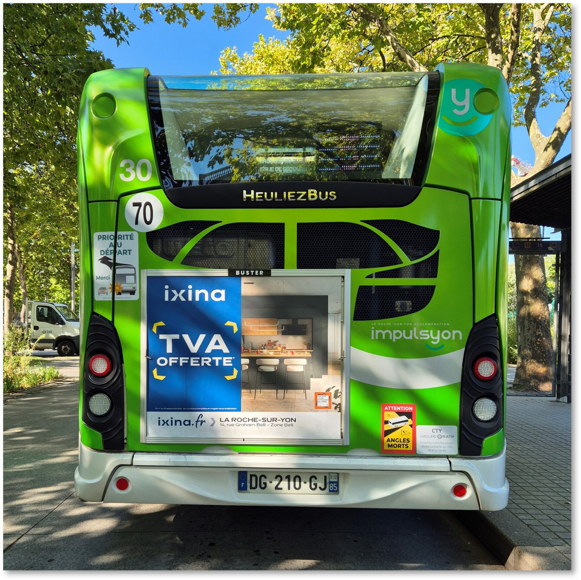 Publicité Ixina sur l’arrière d’un bus à La Roche-sur-Yon, offrant une visibilité renforcée aux automobilistes.