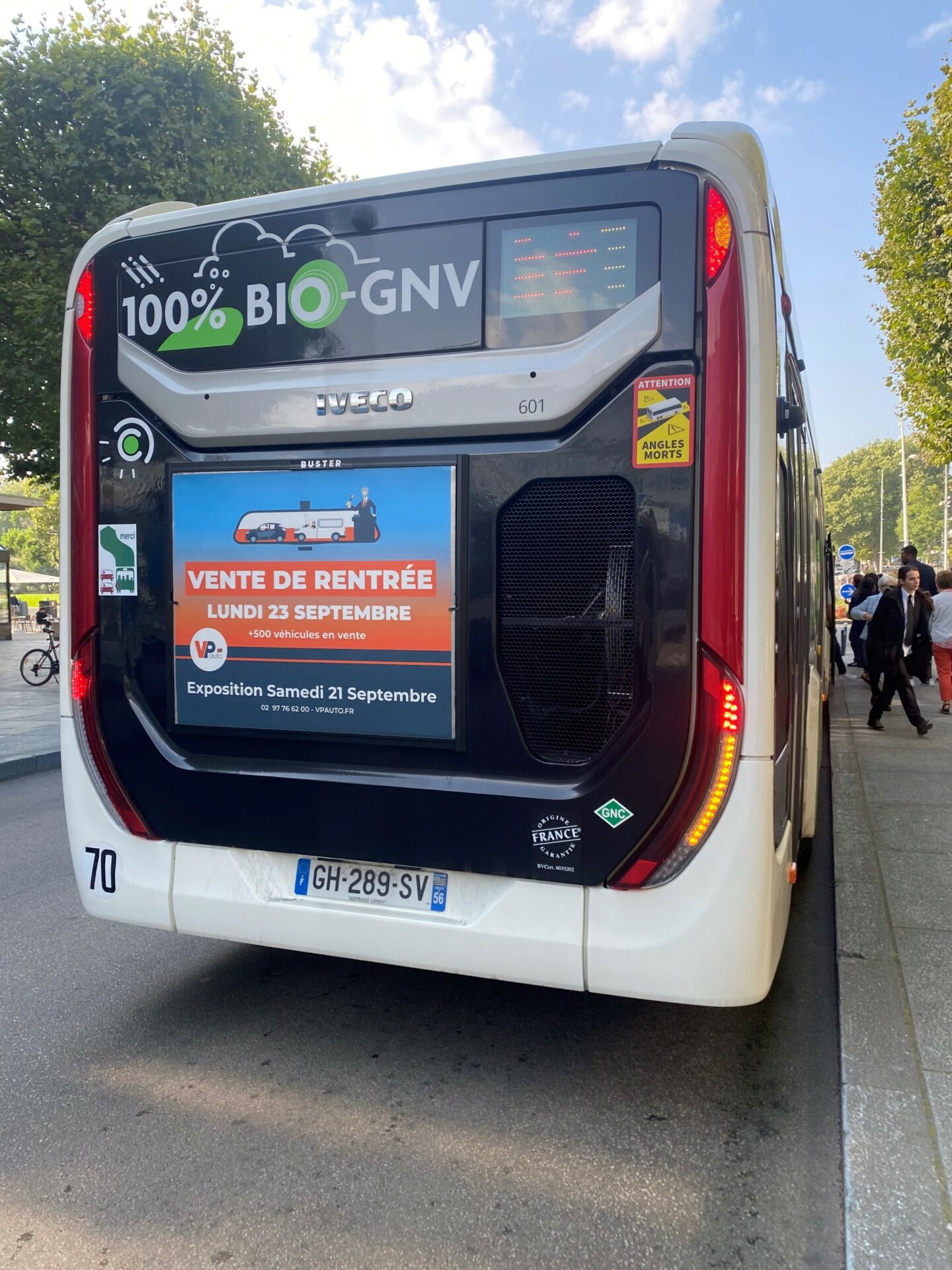 Publicité VP Auto sur l’arrière d’un bus Izilo à Lorient, garantissant une exposition prolongée aux intersections.