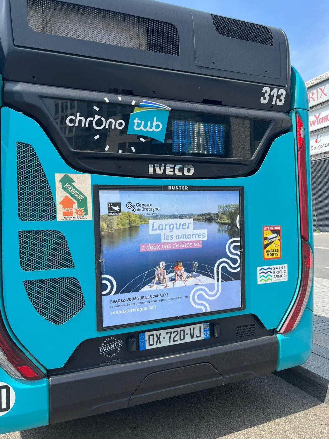Publicité pour les Canaux de Bretagne sur l’arrière d’un bus TUB à Saint-Brieuc, assurant une exposition prolongée en circulation.