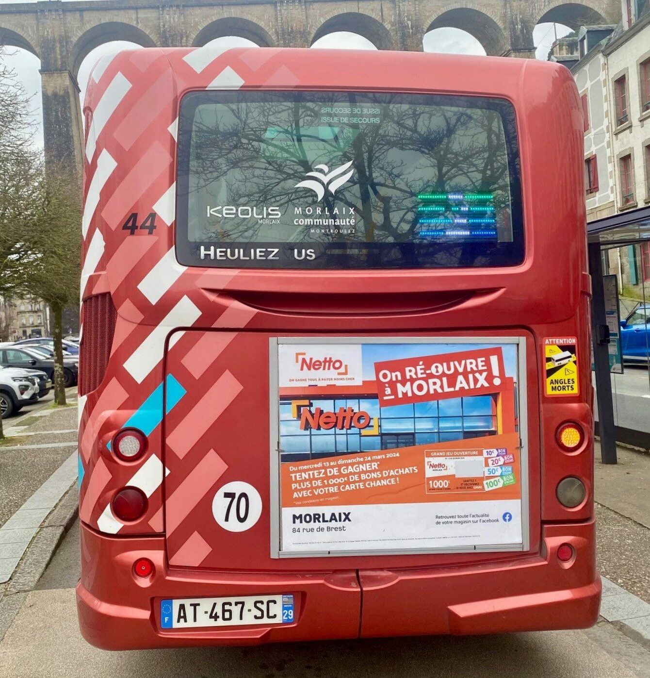 Publicité Netto sur l’arrière d’un bus Lineotim à Morlaix, maximisant l’impact publicitaire en trafic urbain.