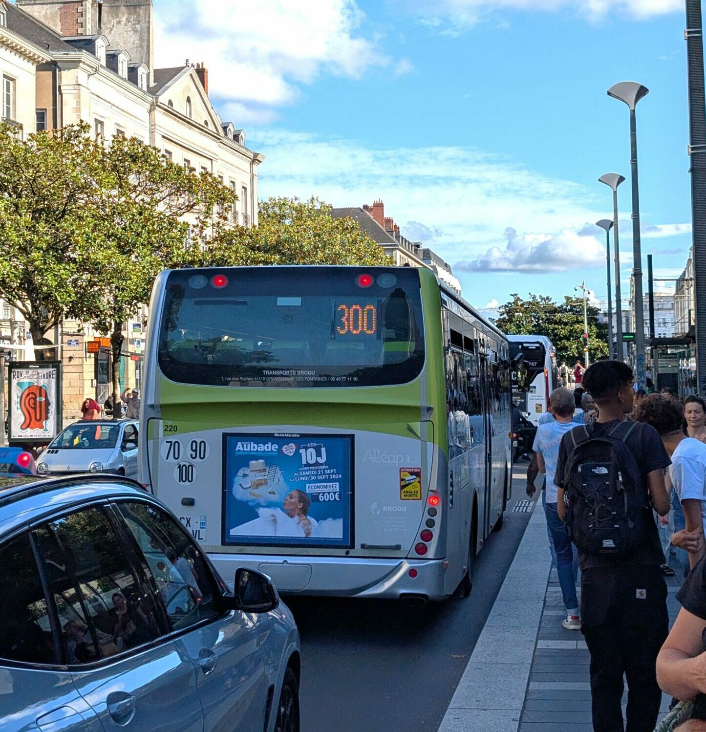 Publicité Aubade sur l’arrière d’un bus ALEOP à Nantes, captant l’attention dans une rue fréquentée.