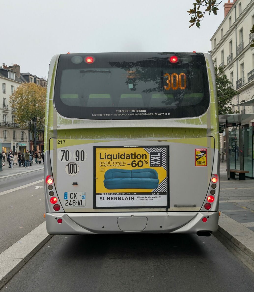 Publicité longue durée pour Maison XXL sur l'arrière d'un bus à Nantes, liquidation avant travaux.