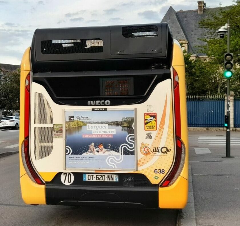 Publicité Canaux de Bretagne sur l’arrière d’un bus QUB à Quimper, offrant une visibilité maximale en circulation.