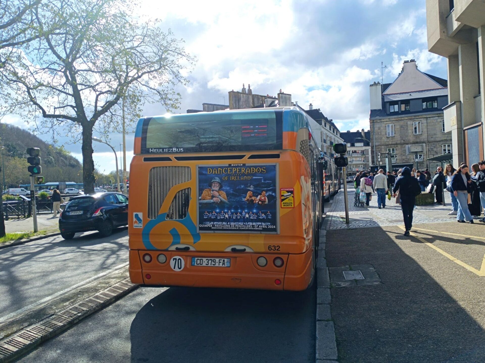 Publicité pour le spectacle Danceperados sur l’arrière d’un bus QUB à Quimper, captant l’attention en centre-ville.