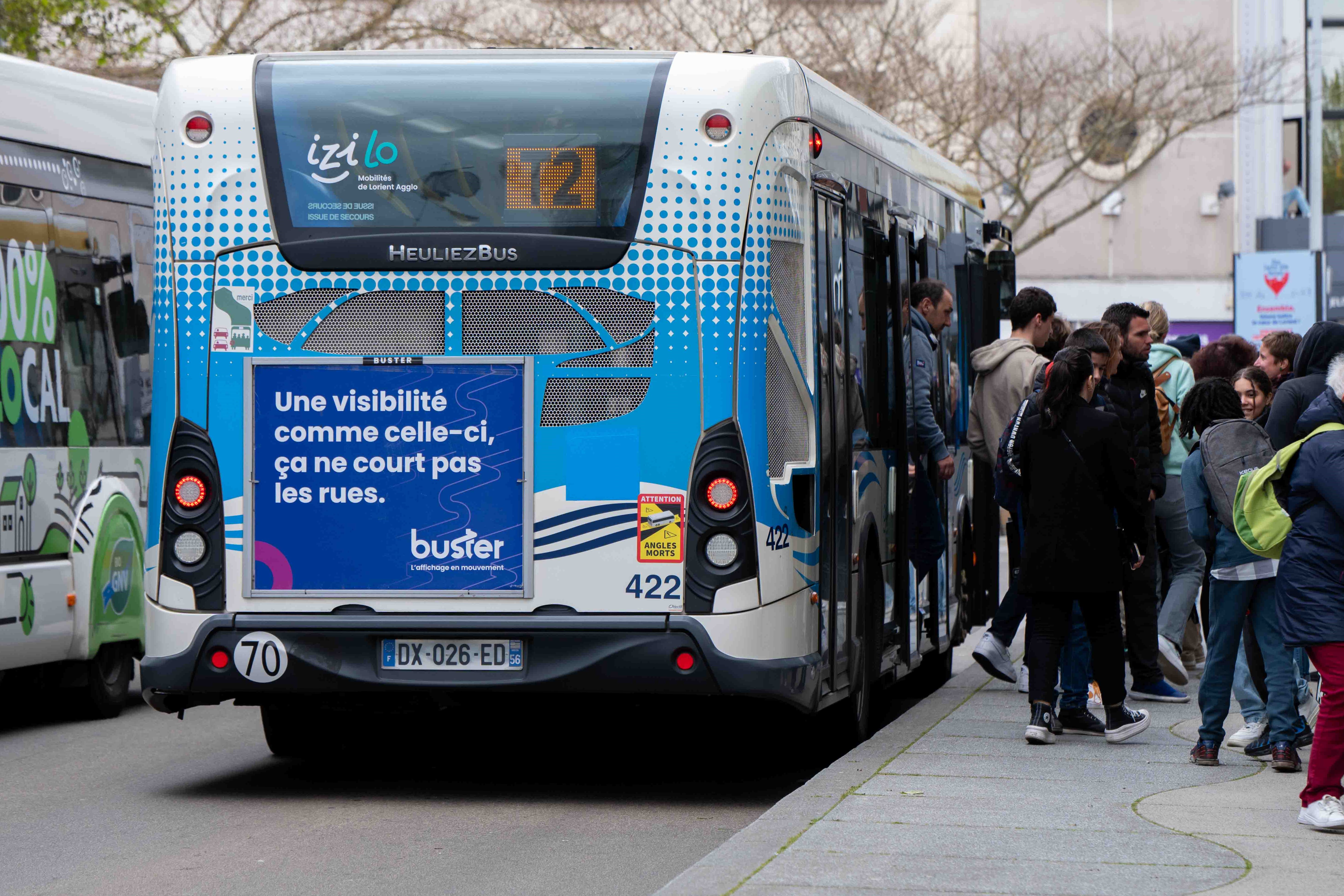 Publicité sur l’arrière d’un bus Izilo à Lorient, un format à forte visibilité dans le trafic urbain.