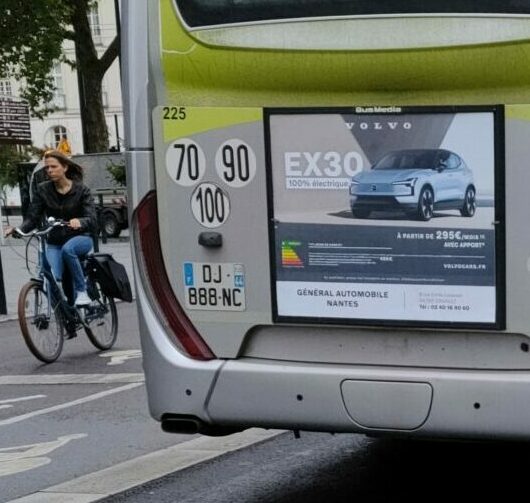 Publicité longue durée pour la Volvo EX30 sur l'arrière d'un bus à Nantes.