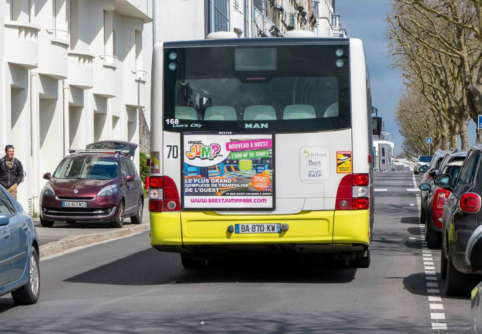 Publicité Jump Park sur l’arrière d’un bus de Brest, offrant une visibilité prolongée auprès des automobilistes.