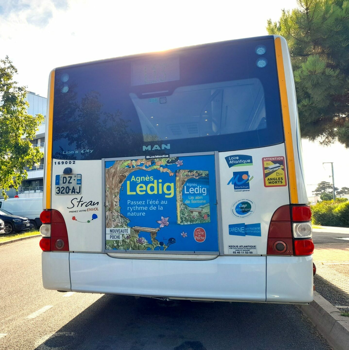 Affiche d'un livre Agnès Ledig sur un bus de La Baule.
