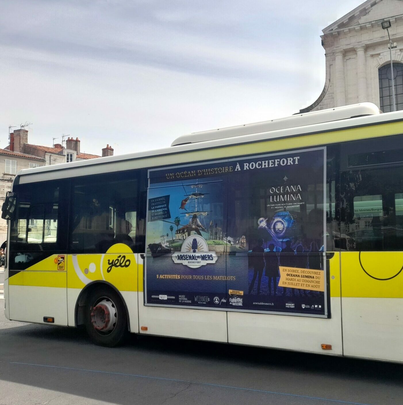 Covering flanc gauche pour l'Arsenal des Mers sur un bus de La Rochelle.