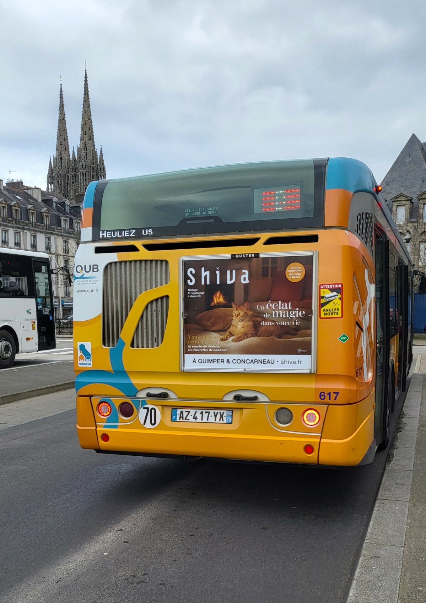 Pour augmenter la notoriété de son enseigne locale, Shiva a choisi la publicité longue durée sur les arrières des bus à Quimper.