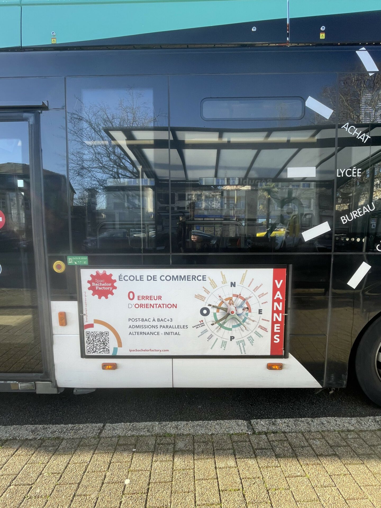 Publicité longue durée pour l'école de commerce IPAC sur un flanc droit de bus à Vannes. La solution pour augmenter la notoriété de l'école.