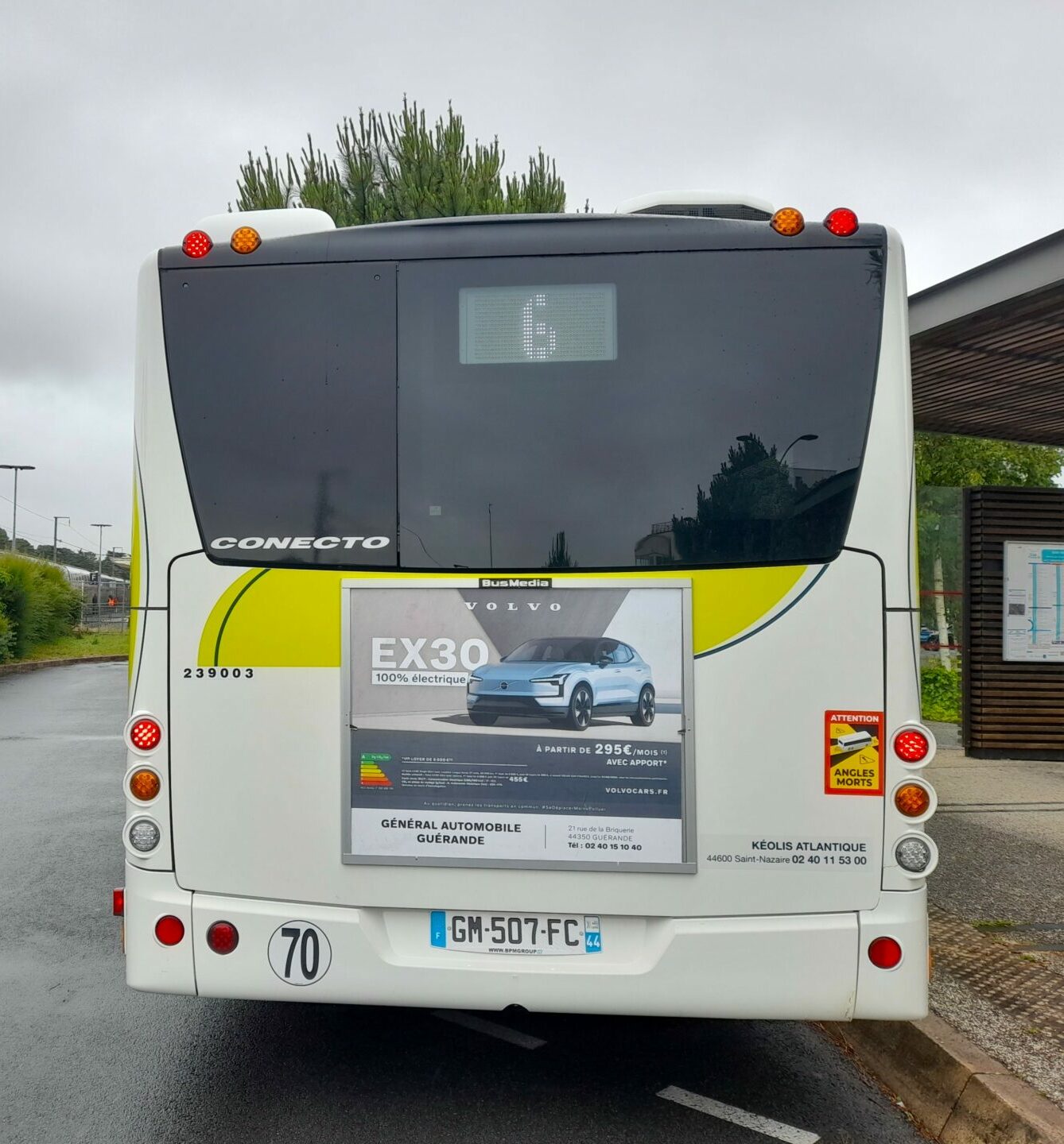 Publicité pour la Volvo EX30 sur un bus de La Baule.