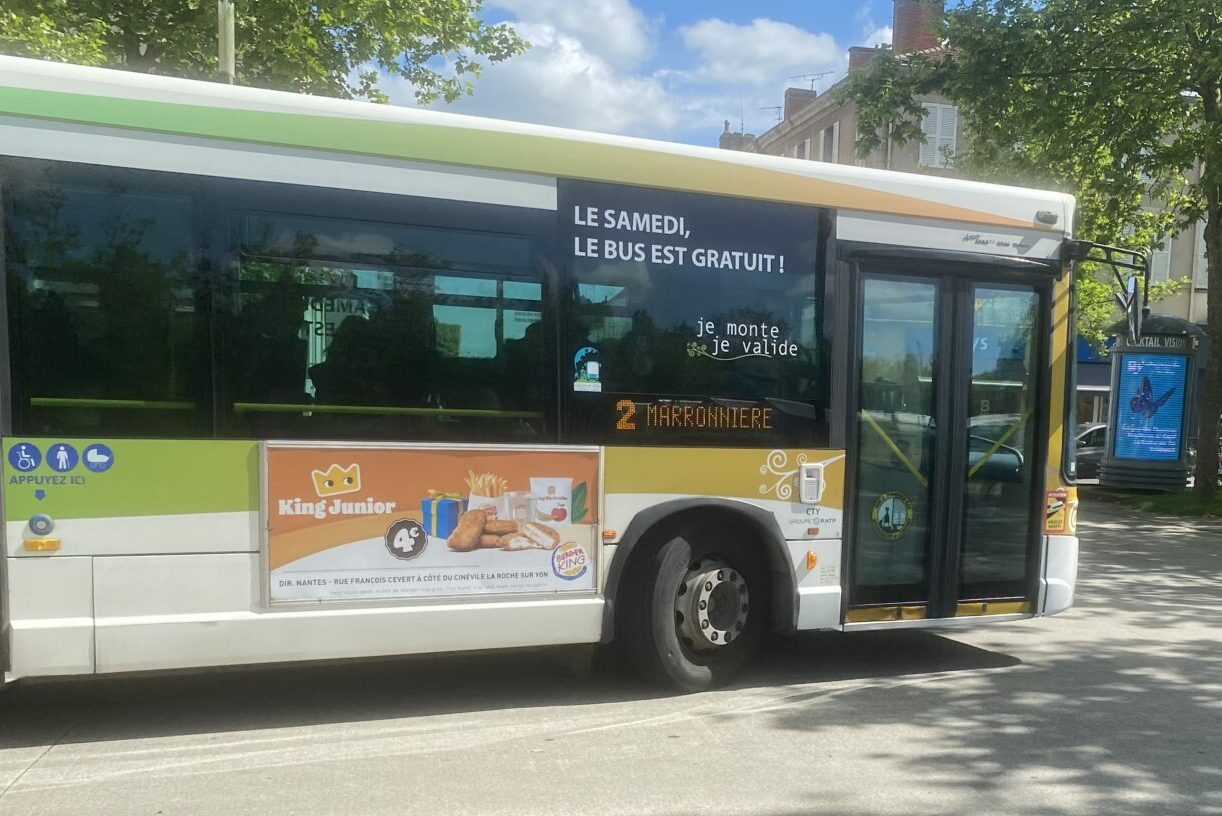 Publicité longue durée pour Burger King sur un flanc droit de bus à La Roche-sur-Yon.
