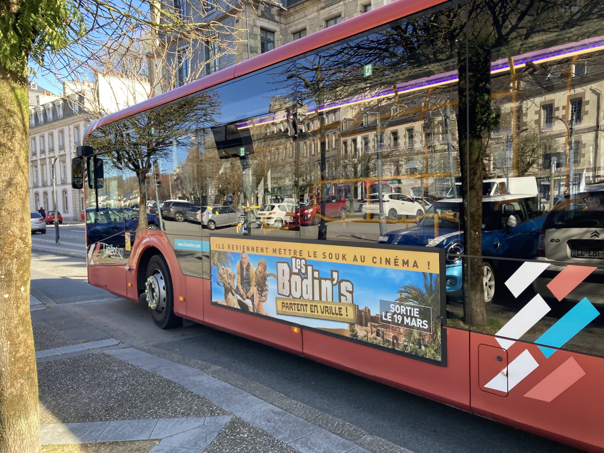 Publicité du film Les Bodin’s partent en vrille sur un bus à Morlaix.